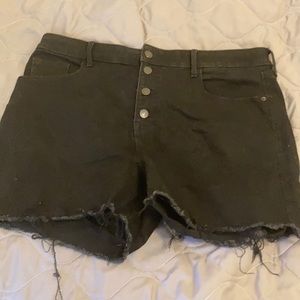 Multiple button short black